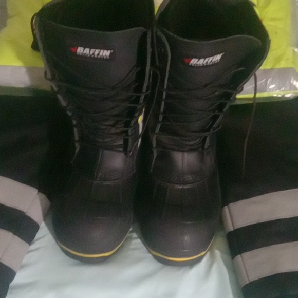 High vision snow suit,coat,gloves and Thermal freezer boots - Picture 3 of 9